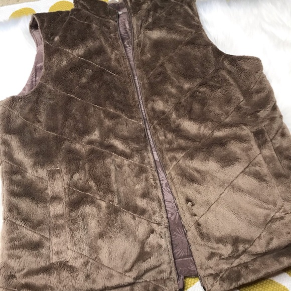 Columbia Jackets & Blazers - Columbia reversible vest in size medium. GUC